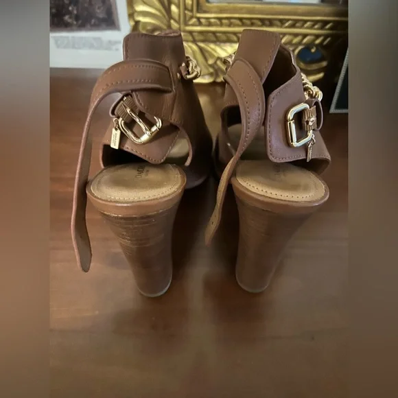 Coach Women's Tan Leather Heels with Gold Chain - Picture 3 of 4
